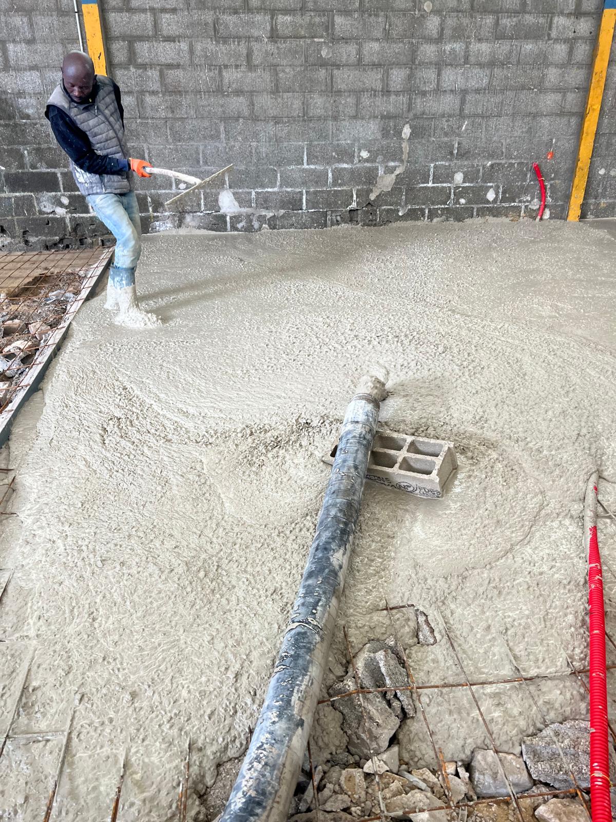Coulage dalle béton intérieure avec pompe