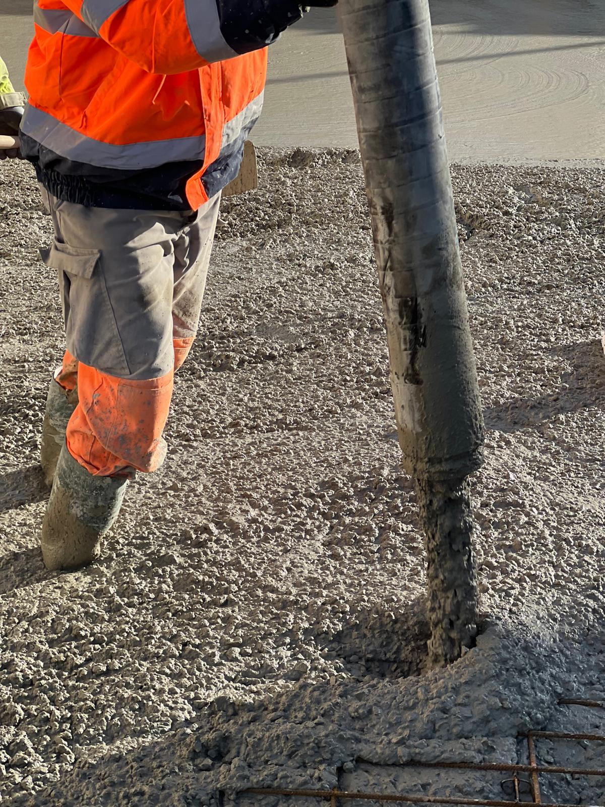 Coulage béton sur chantier avec pompe