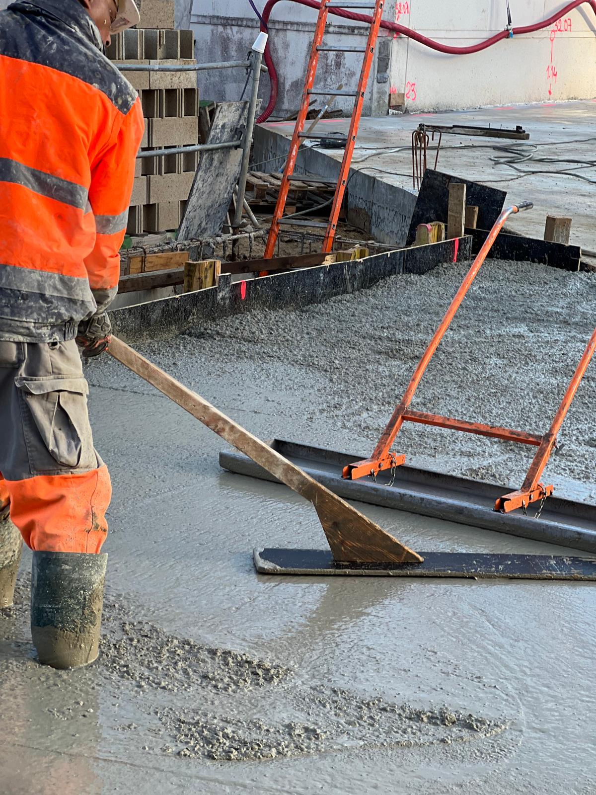 Finition dalle béton à la taloche