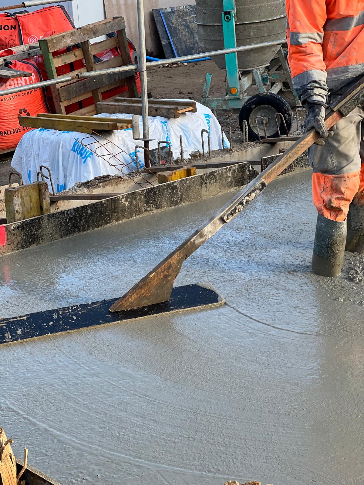 Talochage et lissage béton frais